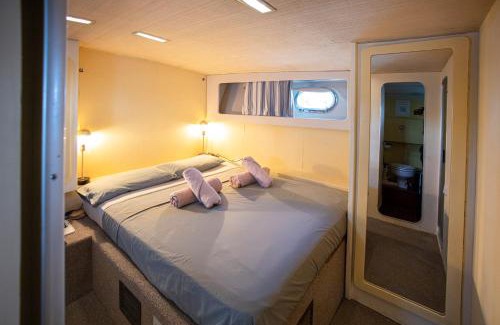 Poblats Maritims Boat Rental | Noche insólita en Yate de 16m a 2 minutos de la playa