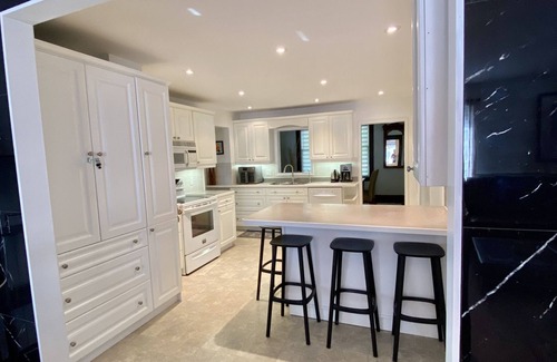 Clearview House | NOHO Estate. A cozy farmhouse retreat just 5 minutes from downtown Collingwood!