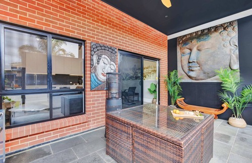 Glenelg North House | Noir Cottage | Glenelg North | 3BR | Netflix| BBQ