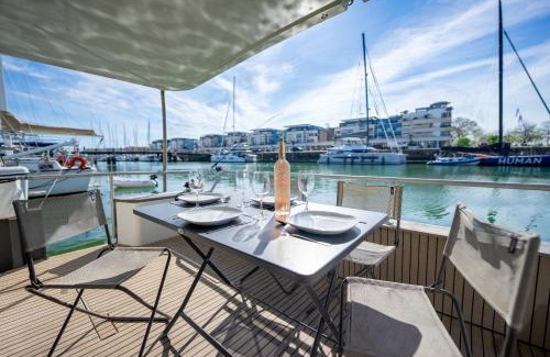 La Rochelle City Centre Boat Rental | Nomad