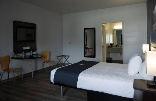 Dillon House | Non-Smoking Queen Room at Beaverhead Lodge