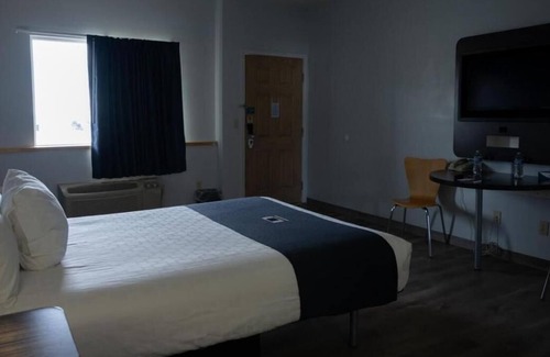 Dillon House | Non-Smoking Queen Room at Beaverhead Lodge