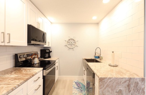 Siesta Key Cottage | Nook Cottage Across street from beach and Heated Pool