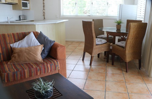 Noosaville House | Noosa River Palms
