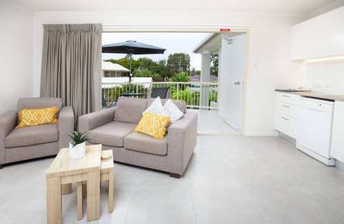 Noosaville House | Noosa River Palms