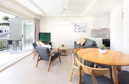 Noosaville House | Noosa River Palms