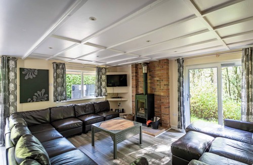 Farley Cabin | Norbury; woodland lodge for 12 with hot tub, log burner, BBQ, near Alton Towers.