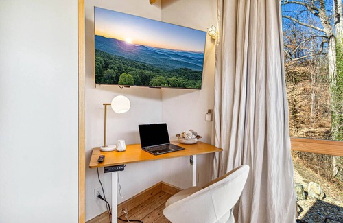 Mars Hill Cabin | Nordic Cabin | Sauna, Hot Tub, Fire Pit, Game Room | Sleeps 16, near AVL
