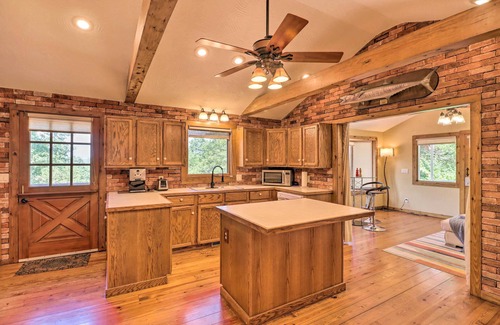 Mountain Home House | Norfork Lake Getaway: Deck, 6 Mi to Main St!