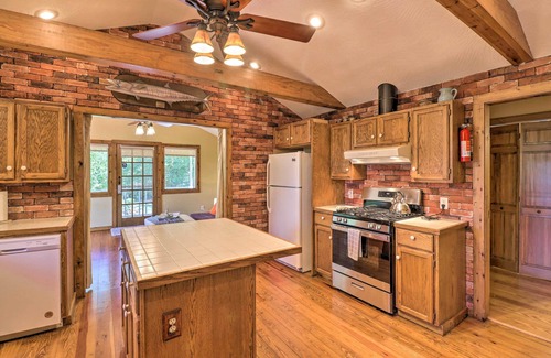 Mountain Home House | Norfork Lake Getaway: Deck, 6 Mi to Main St!