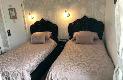 West Cliff House | Norman Guest House with Free Parking