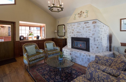 Golden Rectangle Hotel | Normandy Inn