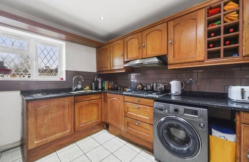 Townfield House | North Avenue Guest House Ltd, Heathrow Airport-Free Parking