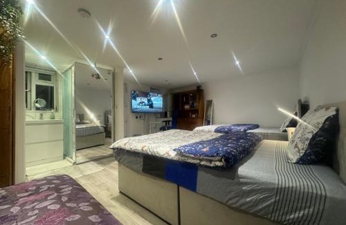 Townfield House | North Avenue Guest House Ltd, Heathrow Airport-Free Parking