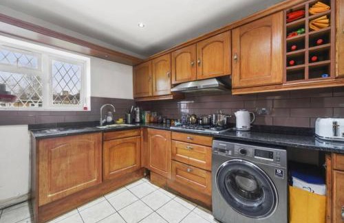 Townfield House | North Avenue Guest House Ltd, Heathrow Airport-Free Parking