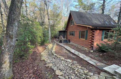 Brevard Cabin | North Carolina Blue Ridge Mountains Log Cabin Retreat