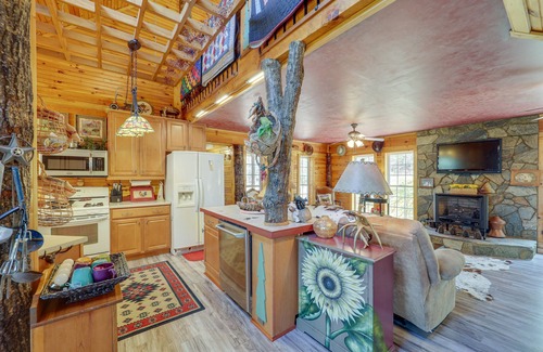 Micaville Cabin | North Carolina Getaway w/Covered Porches & Patio