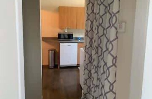 Edgewater Beach Apartment | North Chicago Spacious Home