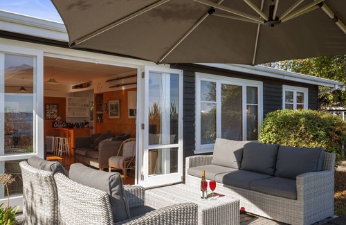 Taupo District Cottage | North Cole Cottage - Hatepe Lake Front Home