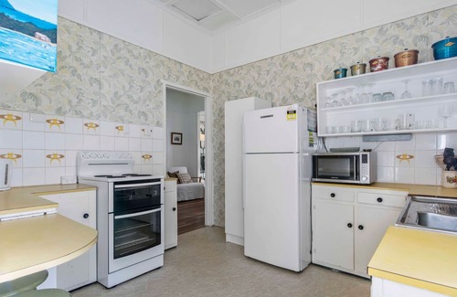 Noosaville Cottage | NORTH FACING QUEENSLANDER, STONES THROW TO THE RIVER