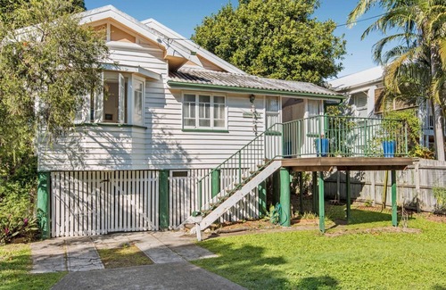 Noosaville Cottage | NORTH FACING QUEENSLANDER, STONES THROW TO THE RIVER