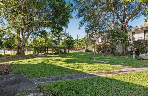 Noosaville Cottage | NORTH FACING QUEENSLANDER, STONES THROW TO THE RIVER