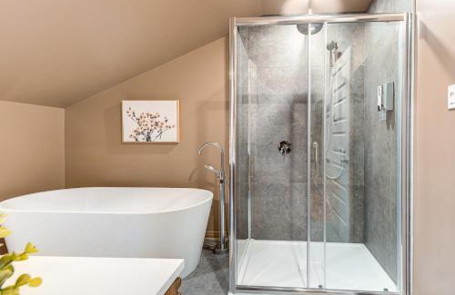 Vieux-Quebec-Cap-Blanc-colline Parlementaire Apartment | North House - St Ursule Two-Storey Oasis
