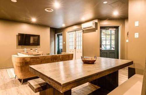 Vieux-Quebec-Cap-Blanc-colline Parlementaire Apartment | North House - St Ursule Two-Storey Oasis