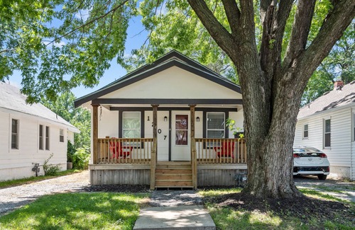 North Kansas City House | North Kansas City Nook! Pet Friendly and Walkable!