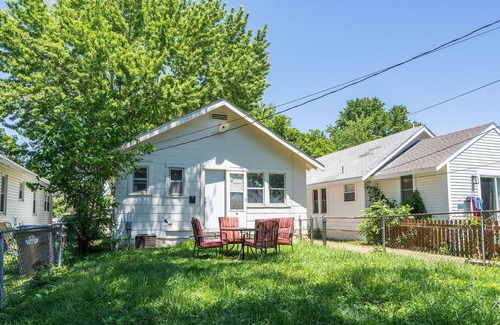 North Kansas City House | North Kansas City Nook! Pet Friendly and Walkable!