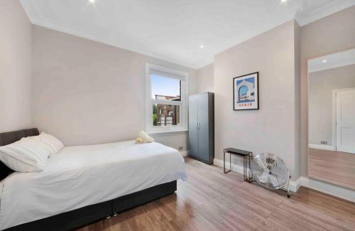 North Kensington Apartment | North Kensington Westfield 3 bedroom New DeluxAprt