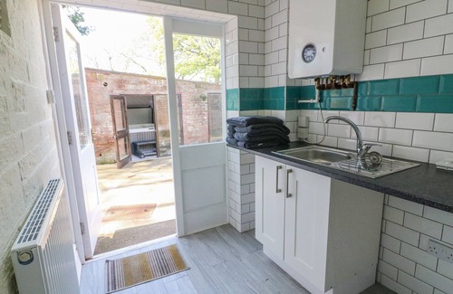 Appleby-in-Westmorland Cottage | NORTH LODGE, pet friendly, with hot tub in Appleby-In-Westmorland