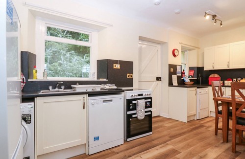 Kirriemuir Cottage | NORTH LODGE, family friendly, with open fire in Kirriemuir
