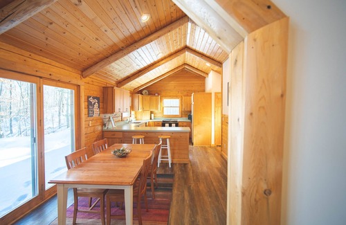 Williamsburg House | North Pines Lodge Private Hot Tub Private Sauna and hiking trails!