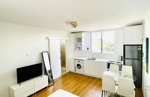 Willoughby Apartment | North Sydney Studio with Car Park AC