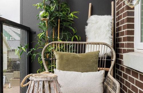 Lower Lonsdale Apartment | North Van Hideaway | Walk to Lonsdale & Seabus!
