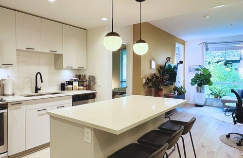 North Vancouver Condo | North Vancouver Winter Retreat | Ski, Work & Relax
