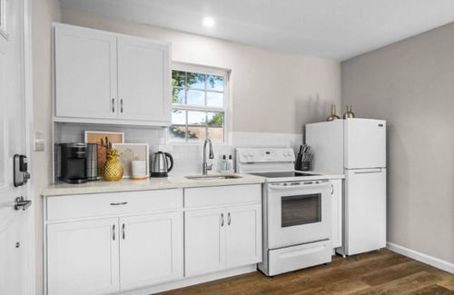 Northwest Dallas House | North West Dallas Guesthouse l King Bed l Washer & Dryer