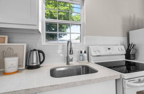 Northwest Dallas House | North West Dallas Guesthouse l King Bed l Washer & Dryer