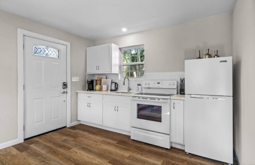 Northwest Dallas House | North West Dallas Guesthouse l King Bed l Washer & Dryer