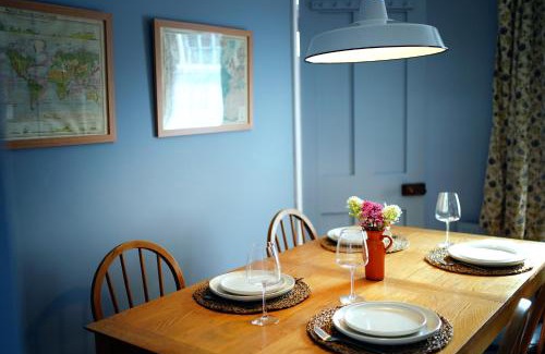 Deal House | Northdene Cottage - cosy old fisherman's cottage two mins from sea - free parking - wood burning stove - roll top bath - dog friendly