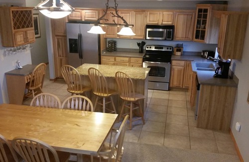 Arkdale Condo | Northern Bay Golf Resort Large condo with stunning first hole golf views