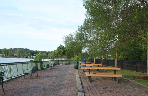 Newport Boat Rental | Northern Exposure Romantic Cabin Boat Stay