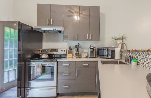 North Chattanooga House | Northshore Holiday Bungalow Walk to Walnut St Bridge, Coolidge Park & the river!