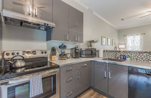 North Chattanooga House | Northshore Holiday Bungalow Walk to Walnut St Bridge, Coolidge Park & the river!