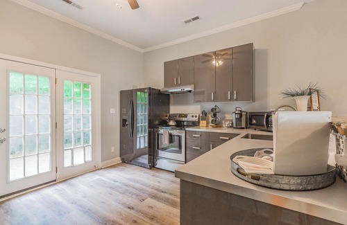 North Chattanooga House | Northshore Holiday Bungalow Walk to Walnut St Bridge, Coolidge Park & the river!