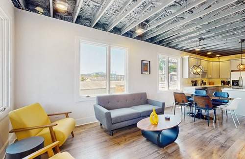 Northside Apartment | Northshore, upstairs apartment with balcony, full kitchen & pet friendly!