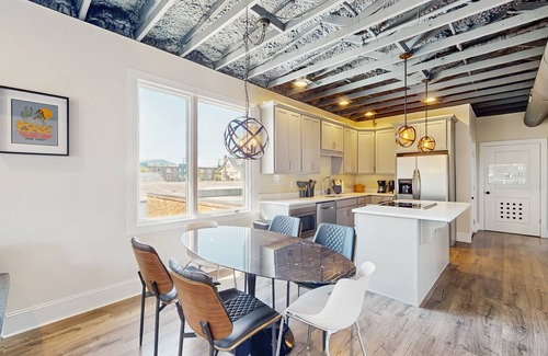 Northside Apartment | Northshore, upstairs apartment with balcony, full kitchen & pet friendly!