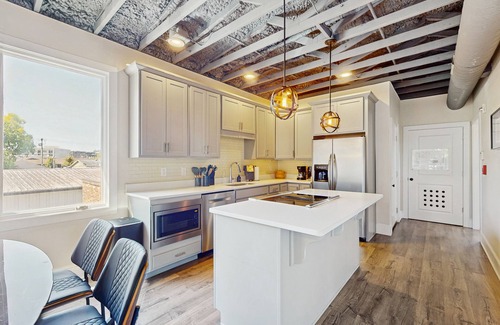 Northside Apartment | Northshore, upstairs apartment with balcony, full kitchen & pet friendly!