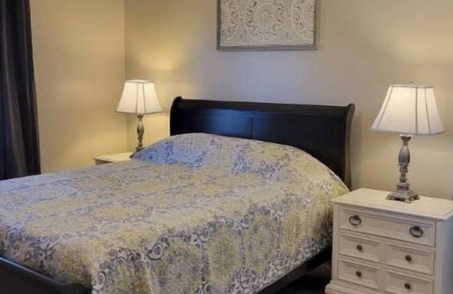 Greenwood Condo | Northside Condo with Wooded View